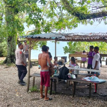 Kembali Patroli Wisata, Polsek Amahai Sampaikan Kamtibmas