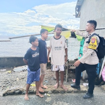 ambangi Anak-Anak di Pantai, Bhabinkamtibmas Polsek Leihitu Beri beberapa Himbuan Kamtibmas