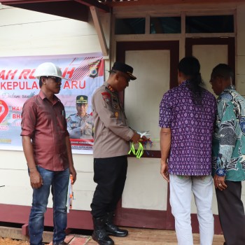 Sambut HUT Bhayangkara ke-79, Polres Kepulauan Aru Bedah Rumah Warga Kurang Mampu.