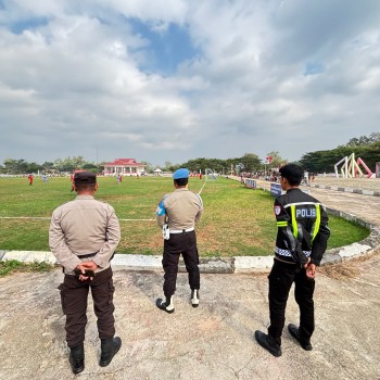 Personel Polres MBD Hadir Optimalkan Pengamanan Sepak Bola Bupati Cup II