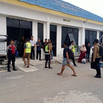 Personel Polres MBD Amankan Aktivitas Masyarakat di Bandara Jos Orno Imsula Moa