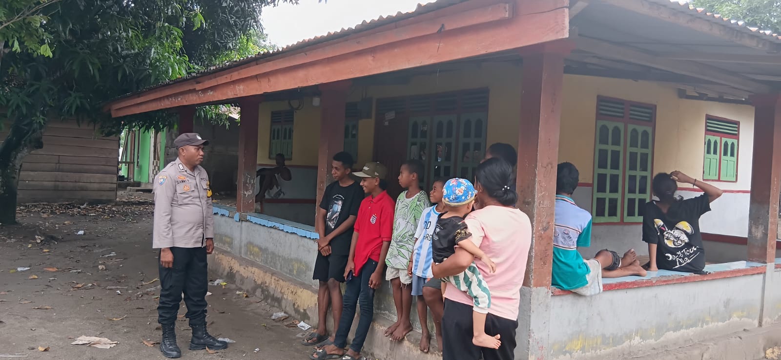 Melalui Giat DDS Bhabinkamtibmas Polsek Taniwel Timur Berikan Pesan Kamtibmas Pada Warga.