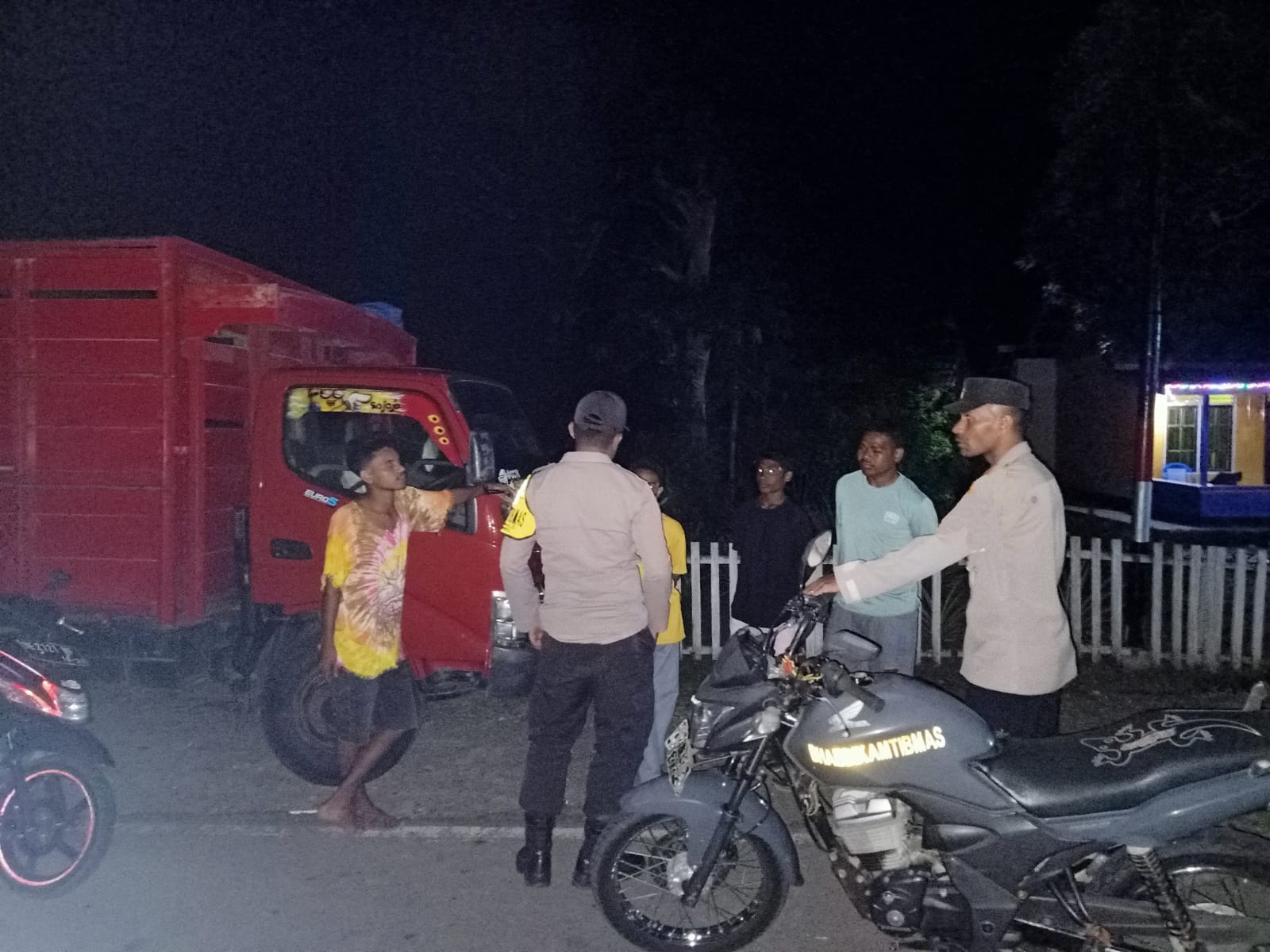 Beri Rasa Aman, Polsek Taniwel Rutin Giat Patroli Malam, Guna Cegah Gangguan Kamtibmas