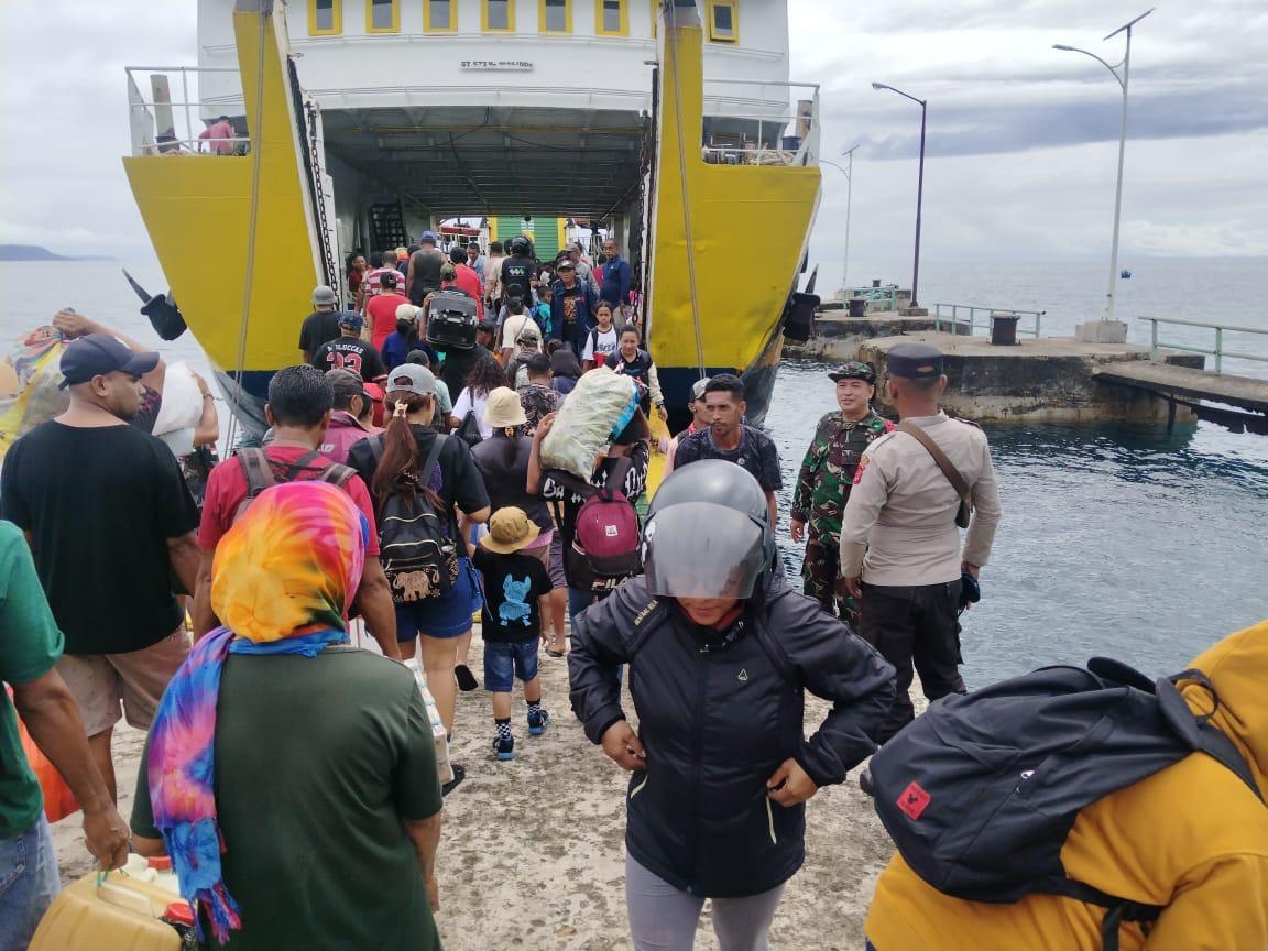 Pengamanan Kedatangan dan Keberangkatan KMP Feri Samandar di Nusalaut Berjalan Lancar