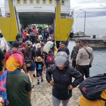 Pengamanan Kedatangan dan Keberangkatan KMP Feri Samandar di Nusalaut Berjalan Lancar