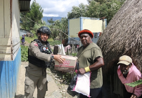 Satgas Operasi Damai Cartenz Gelar Kegiatan Humanis dan Bagikan Sembako di Desa Lantipo, Wamena