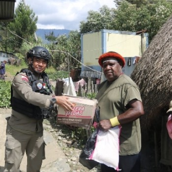 Satgas Operasi Damai Cartenz Gelar Kegiatan Humanis dan Bagikan Sembako di Desa Lantipo, Wamena