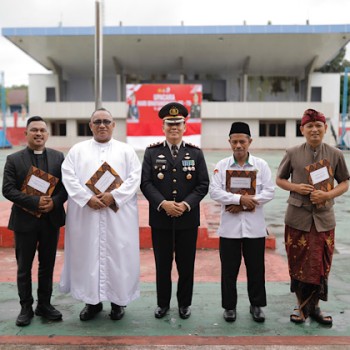 Kapolres Kepulauan Tanimbar berikan penghargaan kepada Pemuka Agama atas dukungan terhadap Binrohtal