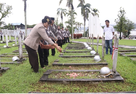 Peringati HUT Ke-26 PP Polri Daerah Maluku Ziarah dan Tabur Bunga di TMP Kapahaha