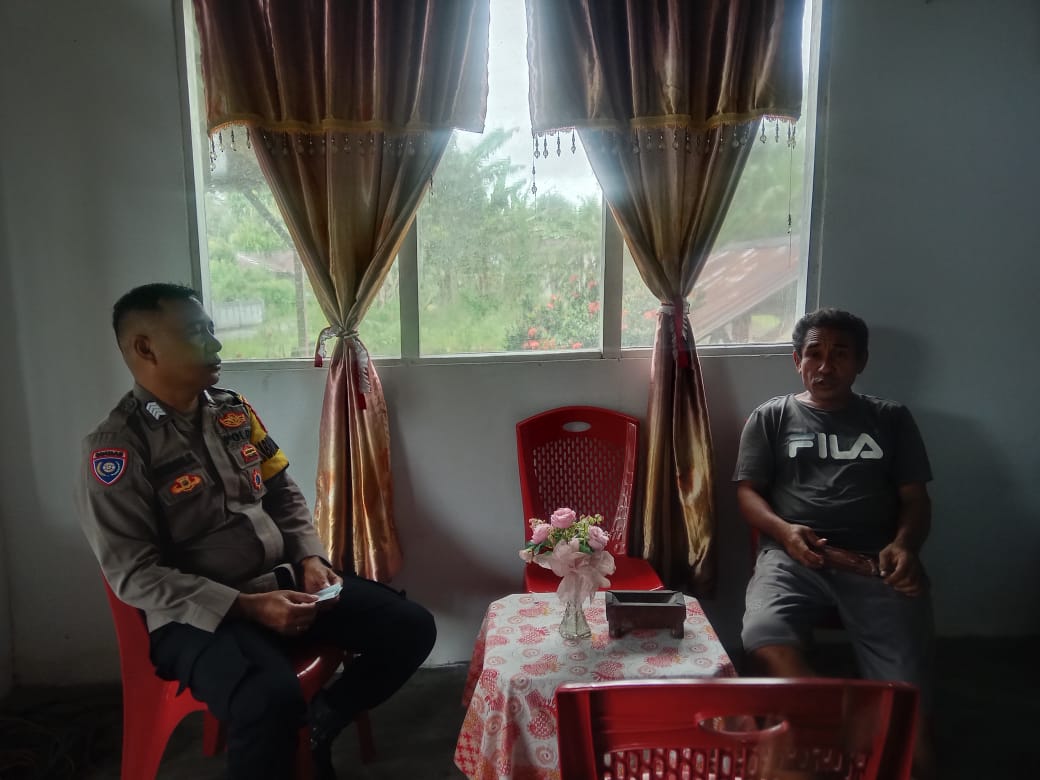 Bhabinkamtibmas Polsek Waipia BRIPKA Weros Kembali Melaksanakan Kegiatan Door to door sistem