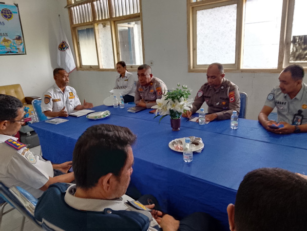 Wakili Kapolres, Kasat Lantas Polres Kepulauan Tanimbar hadiri Pengukuhan Forum Lalu lintas dan angkutan jalan