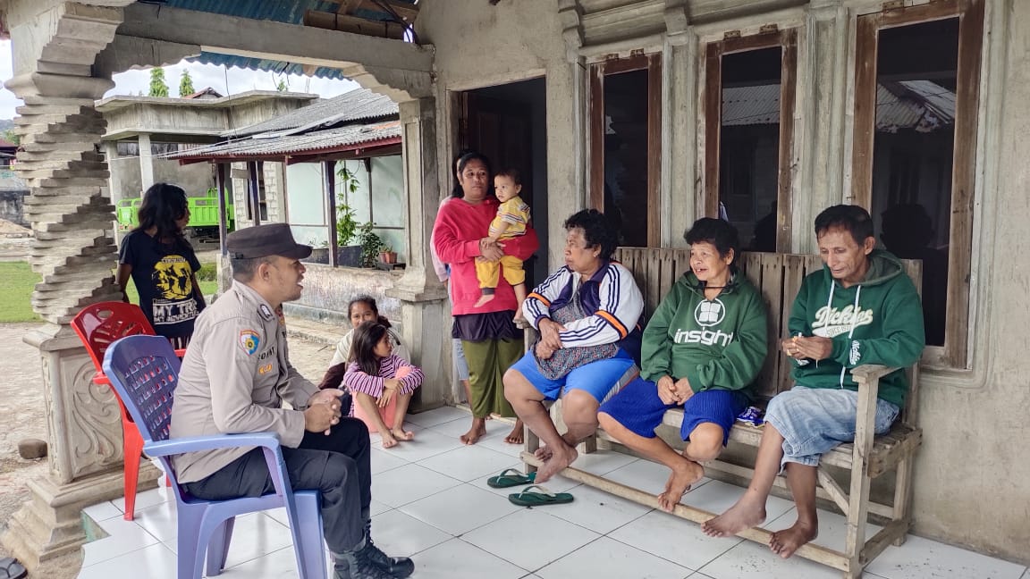Bhabinkamtibmas Bripka Ronny Romkeny  Sosialisasikan Kamtibmas Kepada Warga Desa Tepa