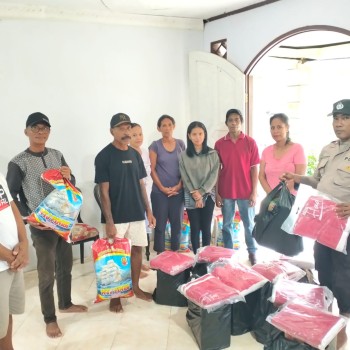 Bhabinkamtibmas Negeri Kilang Salurkan Bantuan dan Sampaikan Himbauan Kamtibmas kepada Warga Terdampak Longsor