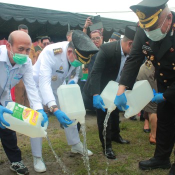 Polresta Ambon Musnahkan 5.000 Liter Miras Sitaan dalam Rangka Hari Bhayangkara ke-79