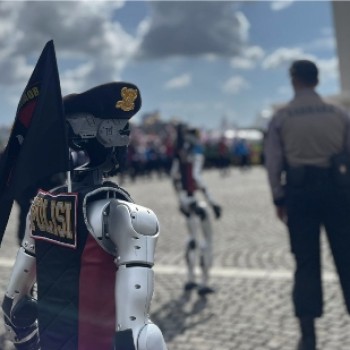 Polri Perkenalkan 30 Robot Pionir Dalam Defile Hari Bhayangkara Ke-79