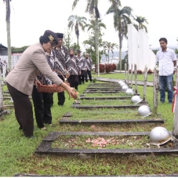 Peringati HUT Ke-26 PP Polri Daerah Maluku Ziarah dan Tabur Bunga di TMP Kapahaha