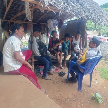 Bhabinkamtibmas Briptu de Fretes Ajak Warga Desa Luang Timur Jaga Kamtibmas