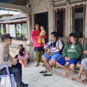 Bhabinkamtibmas Bripka Ronny Romkeny  Sosialisasikan Kamtibmas Kepada Warga Desa Tepa