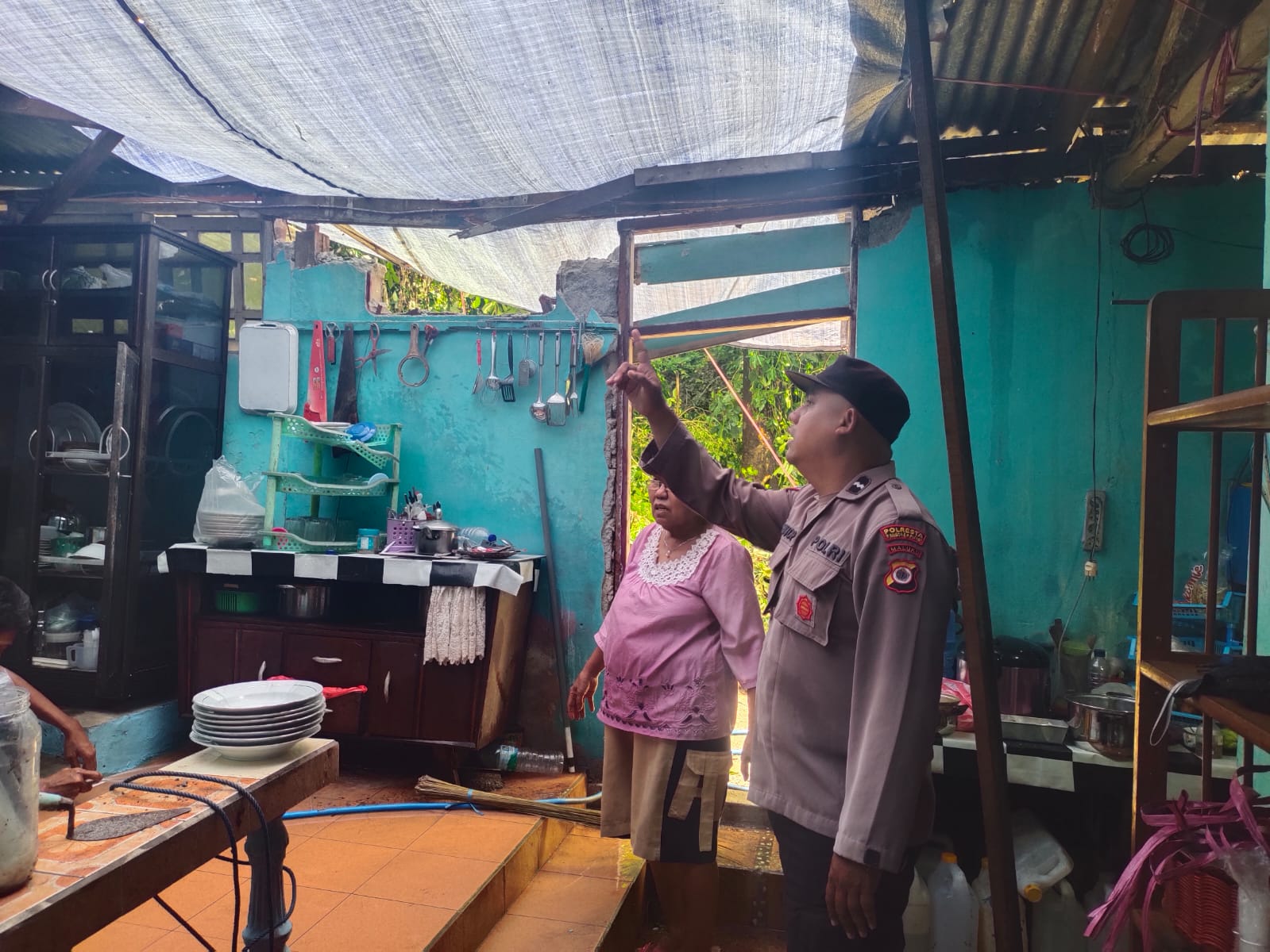 Bhabinkamtibmas Hutumuri Respons Cepat Bantu Warga Terdampak Pohon Tumbang