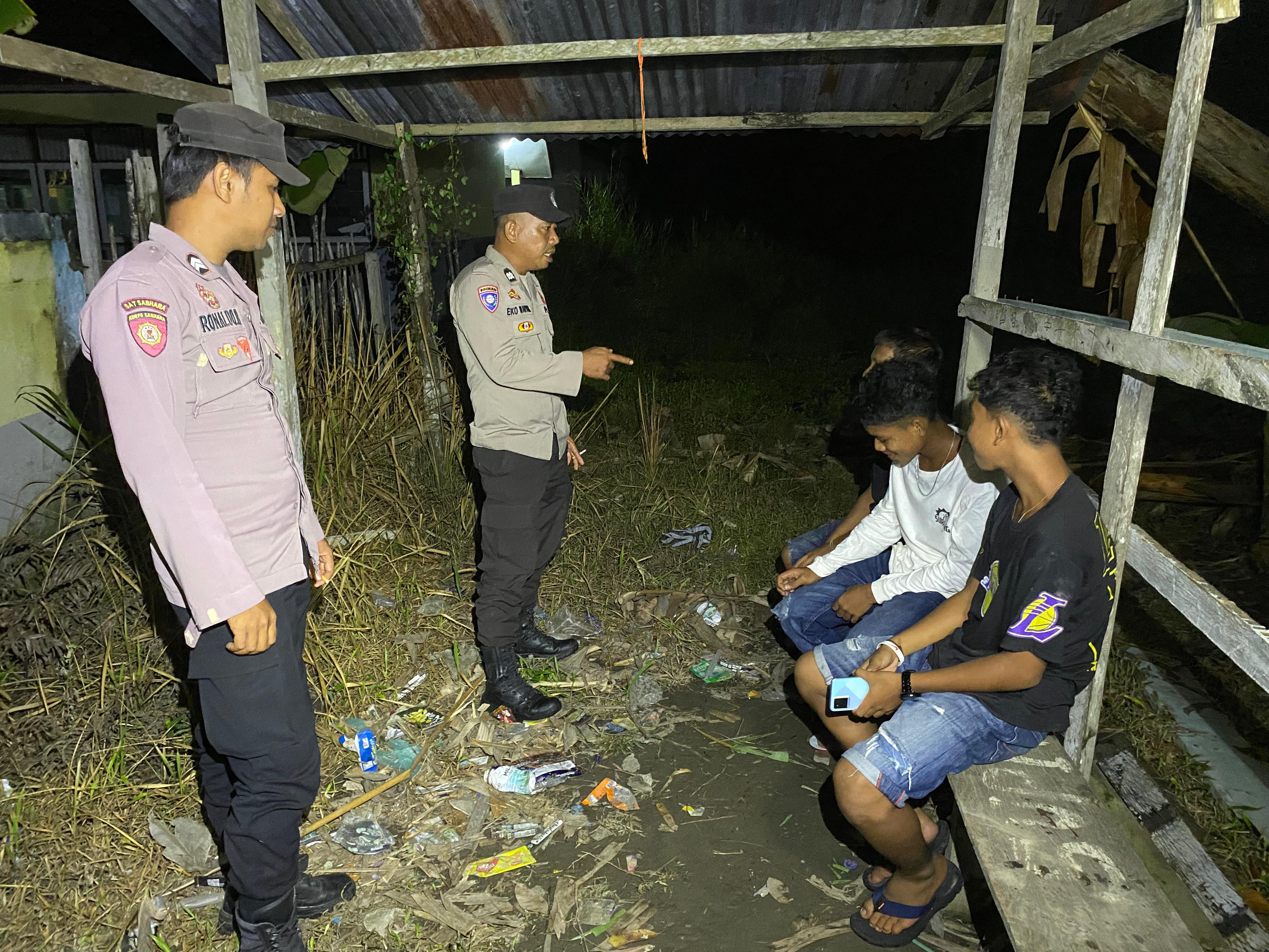 Polsek Huamual Belakang Gelar Patroli Malam Jaga Kamtibmas.