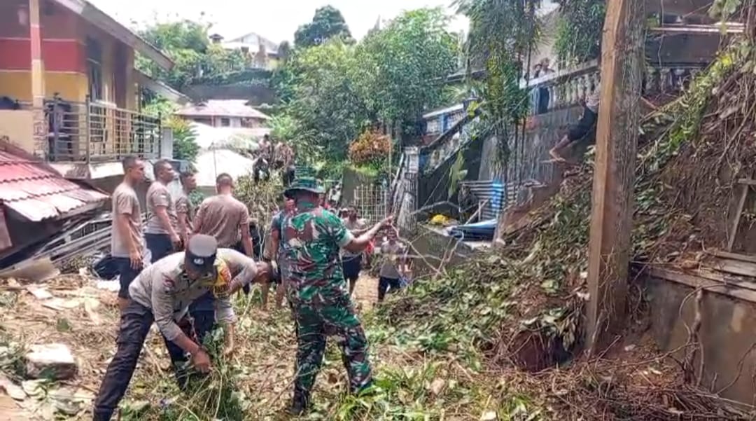 Bhabinkamtibmas Hative Kecil Gelar Kerja Bakti Bersama Warga Bersihkan Material Longsor