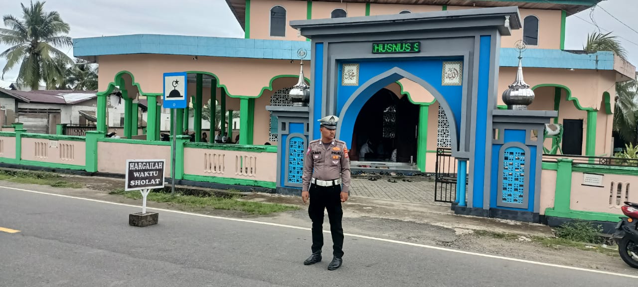 Ciptakan Rasa Aman Saat Beribadah, Personel Polsek Kairatu Laksanakan PAM Sholat Jum’at.
