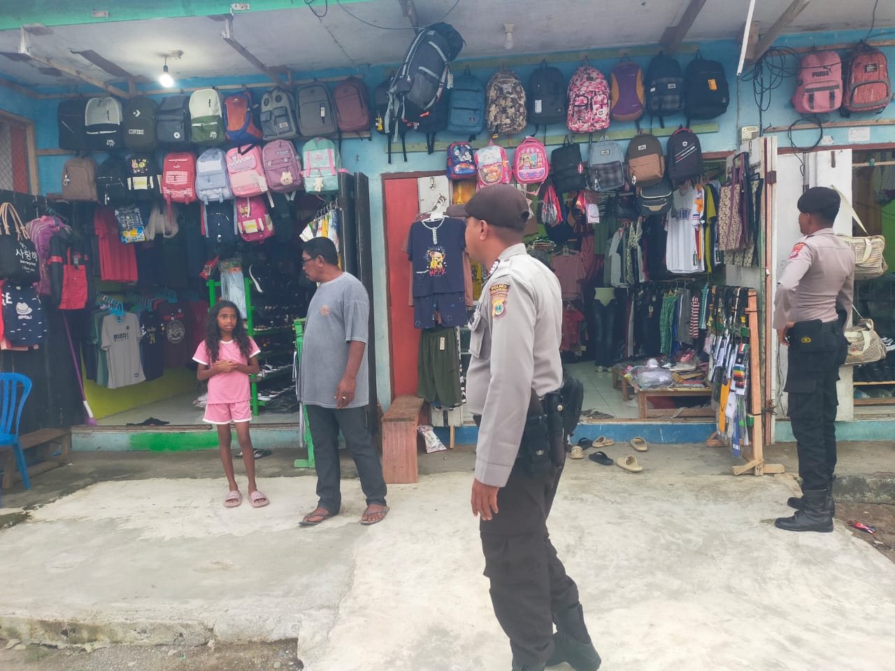Polsek Taniwel Laksanakan Patroli Siang di Area Pertokoan, Tegaskan Kehadiran untuk Jaga Kamtibmas.