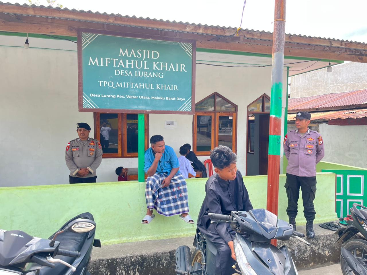 Polsek Wetar Intensifkan Pengamanan Sholat Jumat di Masjid Miftahul Khair