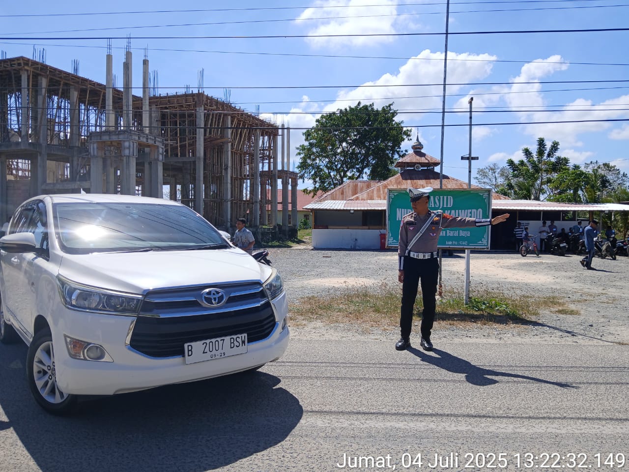Ciptakan Kamseltibcarlantas, Sat Lantas Polres MBD Maksimalkan Gatur Lalin Depan Masjid Tiakur