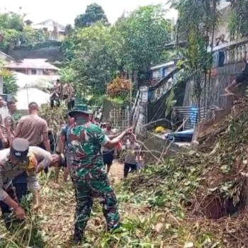 Bhabinkamtibmas Hative Kecil Gelar Kerja Bakti Bersama Warga Bersihkan Material Longsor