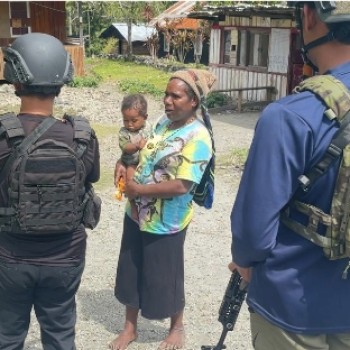 Satgas Humas Ops Damai Sambangi Warga & anak-anak di Distrik Kulirik, Puncak Jaya