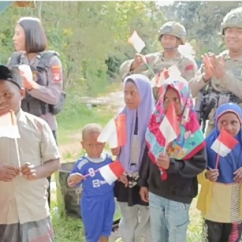 Operasi Damai Cartenz Sambangi Kampung Walesi: Patroli Terpadu dan Bangun Kepercayaan Warga
