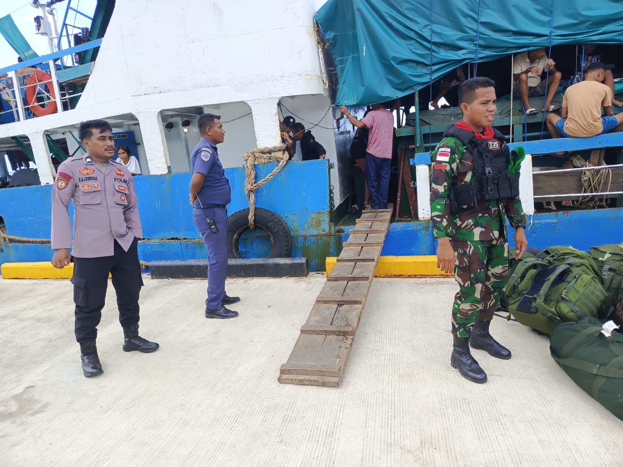 KP3 Polsek Wetar Lakukan Pengamanan  di Pelabuhan Laut Ilwaki