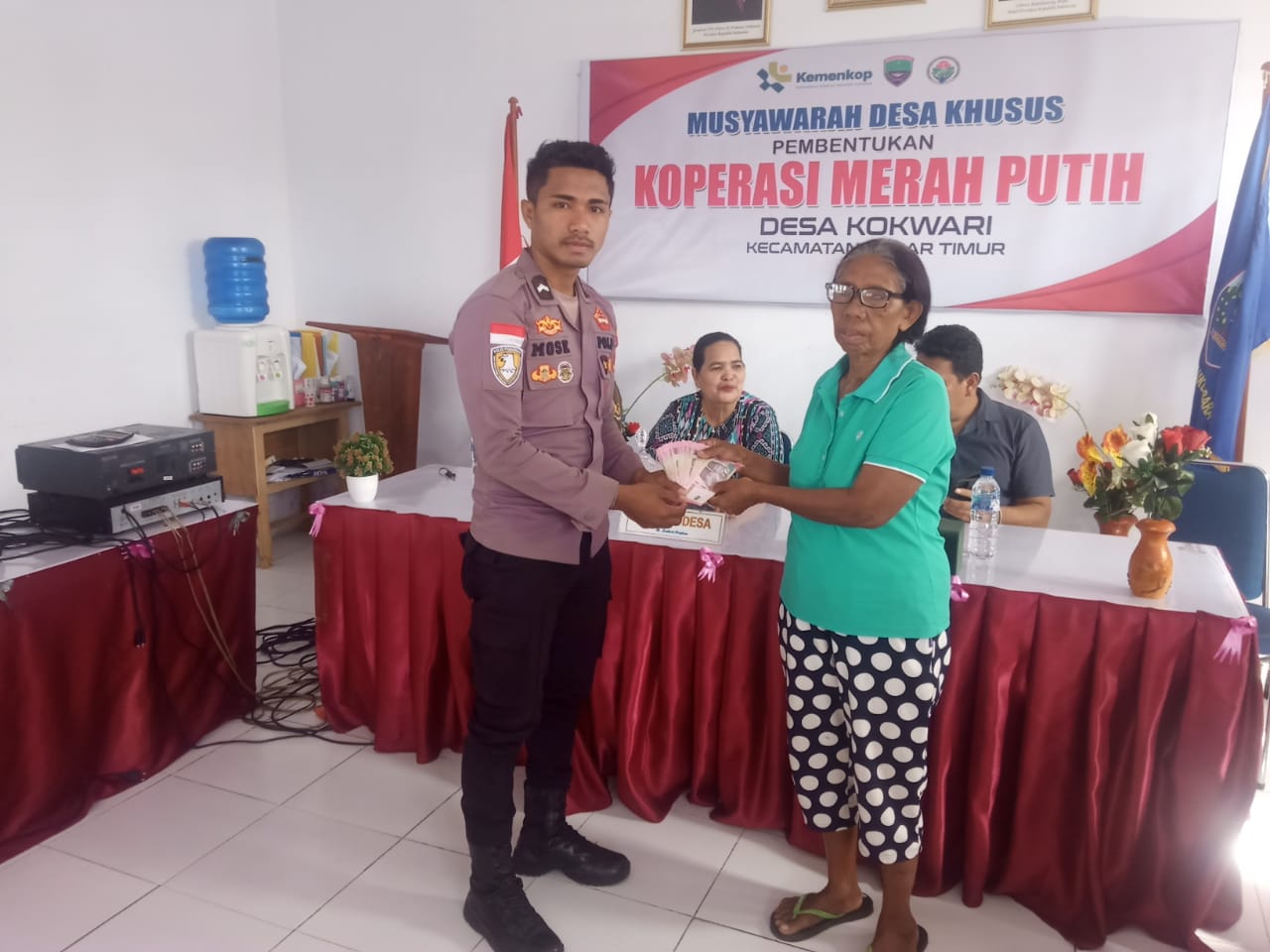 Polsek Babar Timur Pastikan Penyaluran BLT Dana Desa Kepada Warga Aman dan Lancar