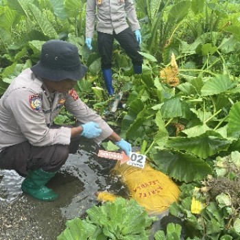Personel Polsek Leksula Olah TKP dan Evakuasi Mayat Yang Ditemukan Warga