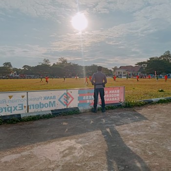 Personel Polres MBD Hadir Amankan Turnamen Sepak Bola Bupati Cup II Tahun 2025