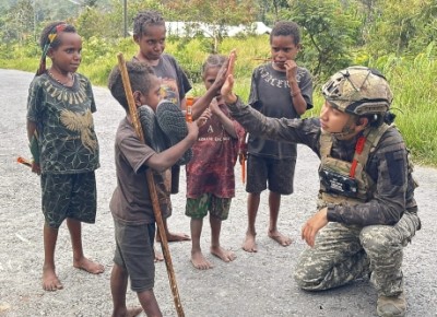 Personel Ops Damai Cartenz Sambangi Anak-anak di Puncak Jaya