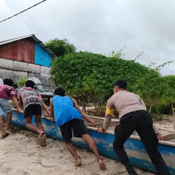 Bangun keakraban lewat gotong royong, Bhabinkamtibmas Lamdesar Timur bersama Warga dorong perahu