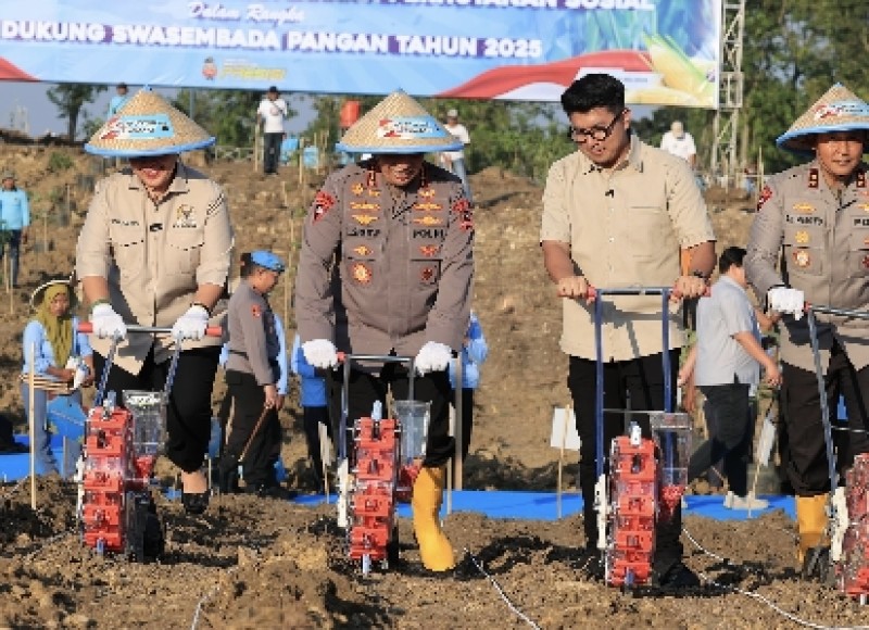Kapolri Tegaskan Komitmen Polri Dukung Ketahanan Pangan Lewat Penanaman Jagung Serentak di Grobogan