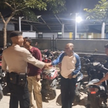 Giat Patroli Sambang Dialogis Malam Polsek Kairatu.