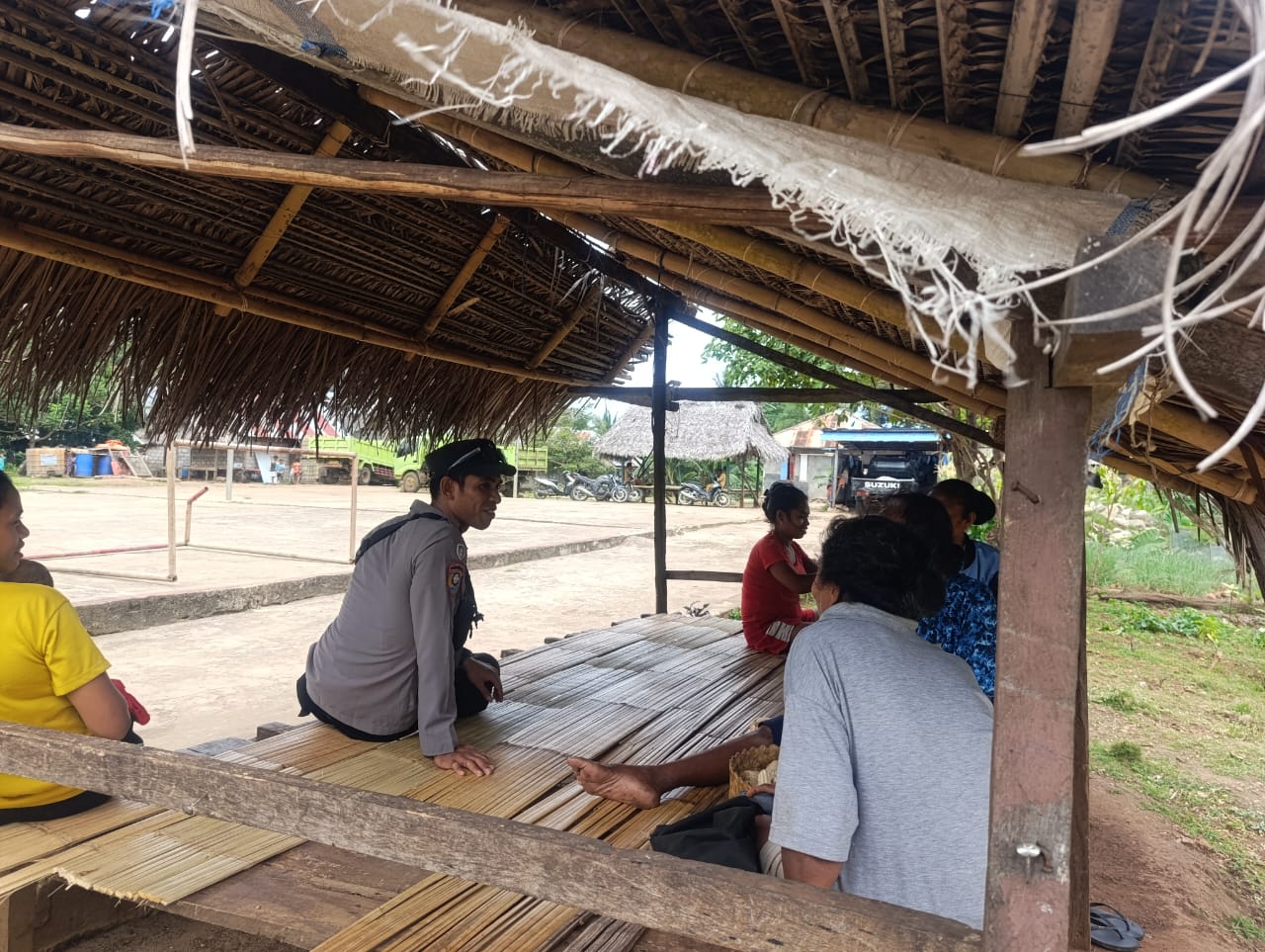 Bhabinkamtibmas Briptu de Fretes Sambangi Desa, Ajak Masyarakat Peduli Jaga Kamtibmas