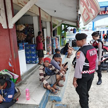 Gelar patroli siang, Sat Samapta Polres Kepulauan Tanimbar tingkatkan kedekatan dengan Masyarakat
