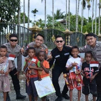 Satgas Ops Damai Cartenz Berbagi Keceriaan Bersama Anak-anak di Mimika
