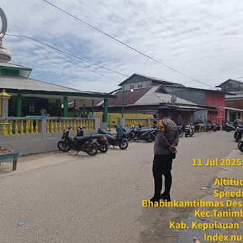 Hadir berikan rasa aman, Bhabinkamtibmas Ritabel amankan Sholat Jumat Berjamaah