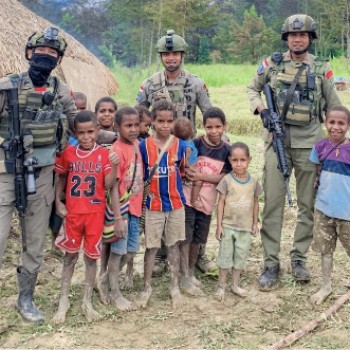 Satgas Ops Damai Cartenz 2025 Gelar Patroli dan Bagi Sembako di Distrik Omukia, Puncak Papua Tengah