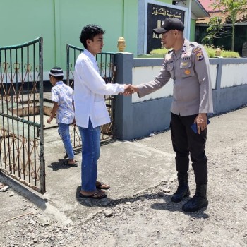 Polsek Tepa jaga kamtibmas aman kondusif dalam Kegiatan Ibadah Sholat Jumat di Masjid Al-Munawwar Tepa