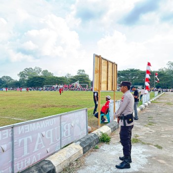 Personel Polres MBD Amankan Turnamen Sepak Bola Bupati Cup II Tahun 2025