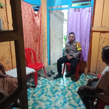 Bhabinkamtibmas Polsek Waipia  AIPDA Weros D Kokiroba Kembali Melaksanakan Kegiatan Door to door sistem