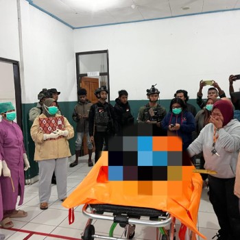 Respons Cepat Satgas Ops Damai Cartenz Bersama TNI Evakuasi Jenazah Tukang Ojek Korban Pembacokan OTK di Puncak Jaya