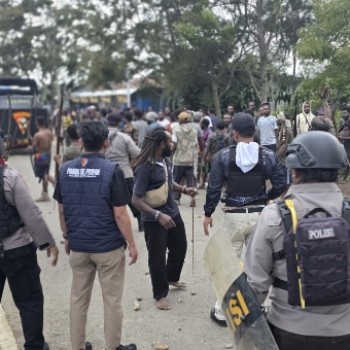Cegah Bentrokan, Satgas Ops Damai Cartenz Bersama Polres Jayawijaya Berhasil Redam Keributan Dua Kelompok Jemaat Gereja
